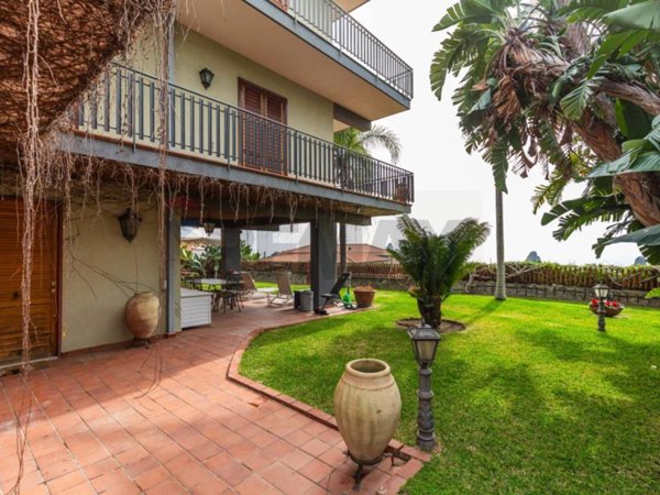 appartamento in vendita ad Aci Castello