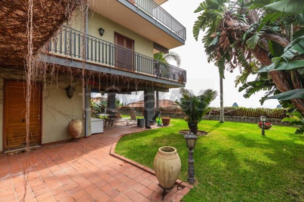 appartamento in vendita ad Aci Castello