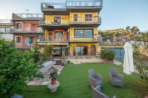 casa indipendente in vendita ad Aci Castello