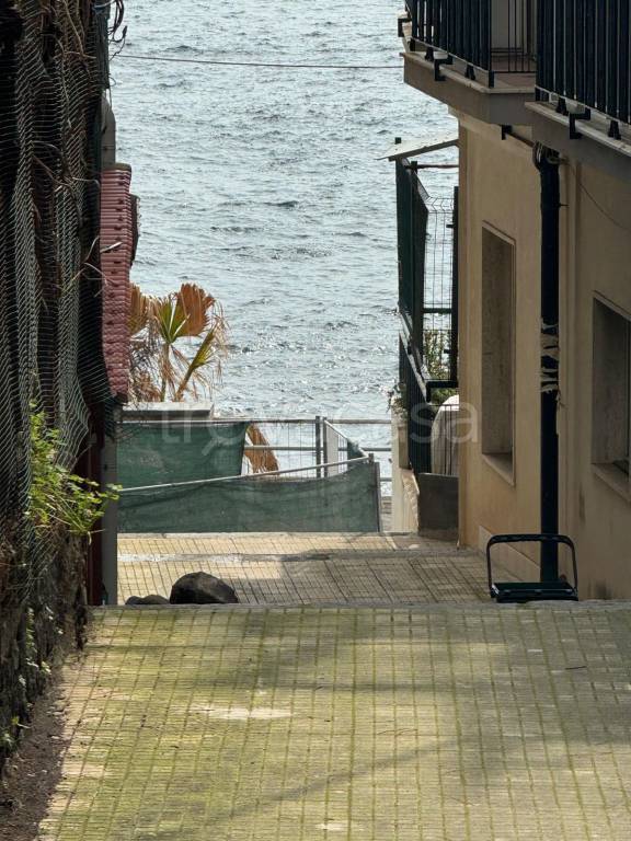 appartamento in vendita ad Aci Castello