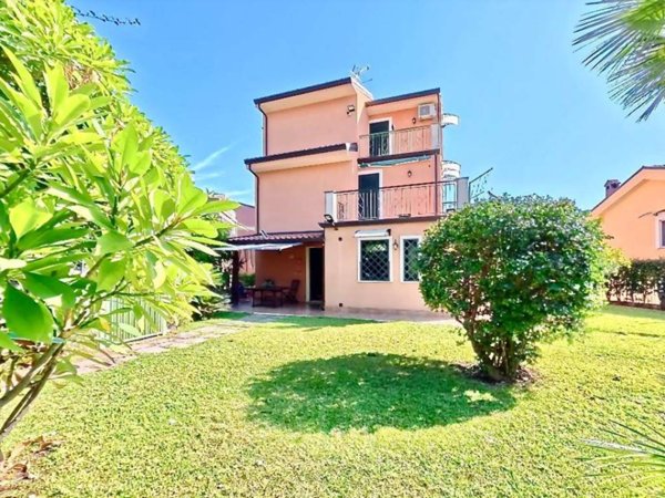 casa indipendente in vendita ad Aci Castello