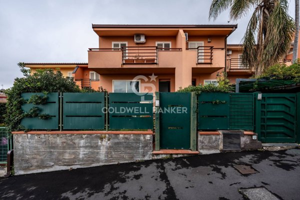 appartamento in vendita ad Aci Castello in zona Aci Trezza