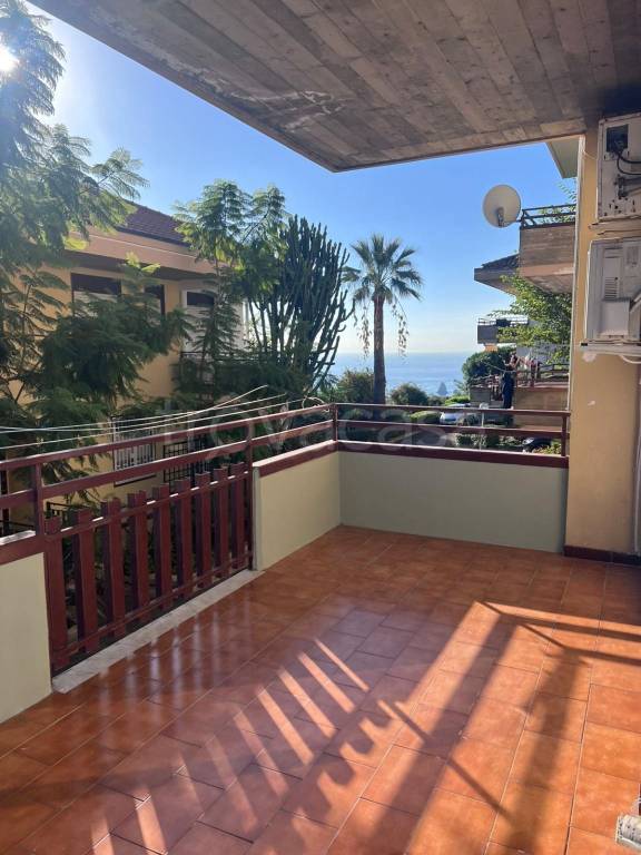 appartamento in vendita ad Aci Castello