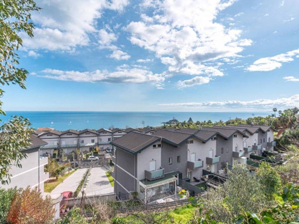 casa indipendente in vendita ad Aci Castello