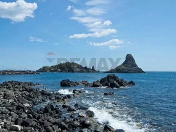 appartamento in vendita ad Aci Castello
