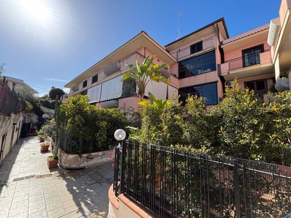 appartamento in vendita ad Aci Castello