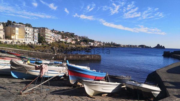 appartamento in vendita ad Aci Castello