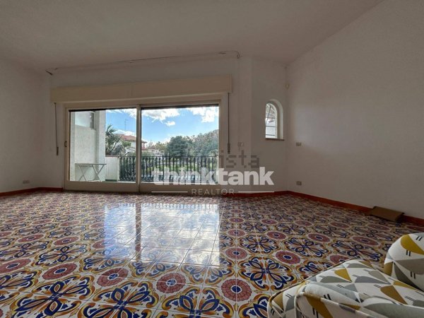 appartamento in vendita ad Aci Castello