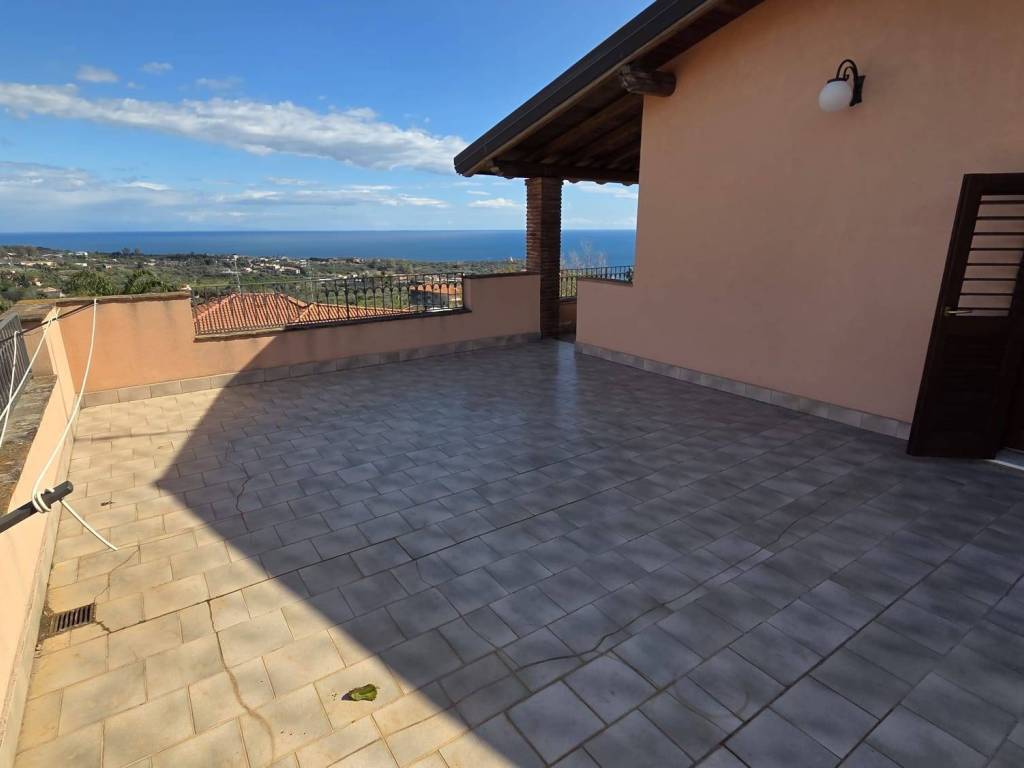 casa indipendente in vendita ad Aci Castello