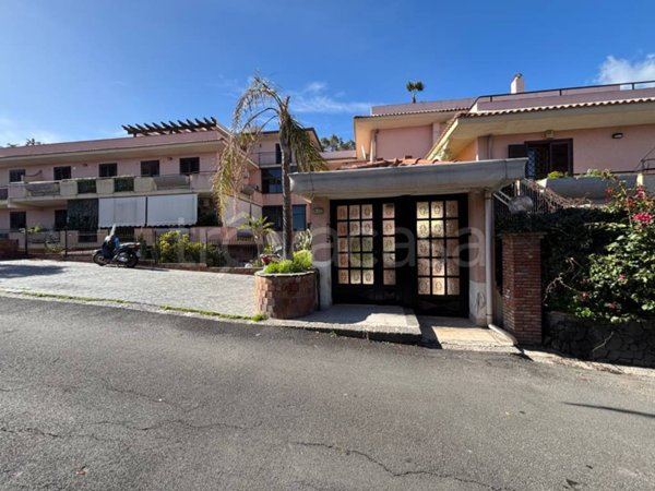 appartamento in vendita ad Aci Castello