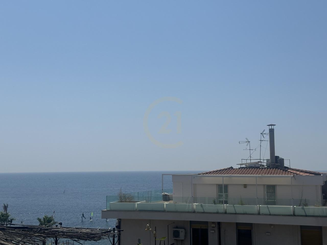 appartamento in vendita ad Aci Castello