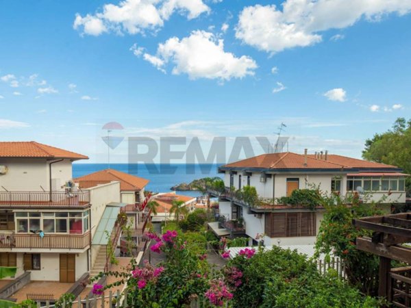 appartamento in vendita ad Aci Castello