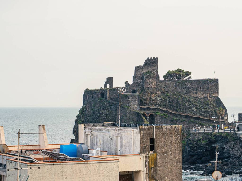 appartamento in vendita ad Aci Castello