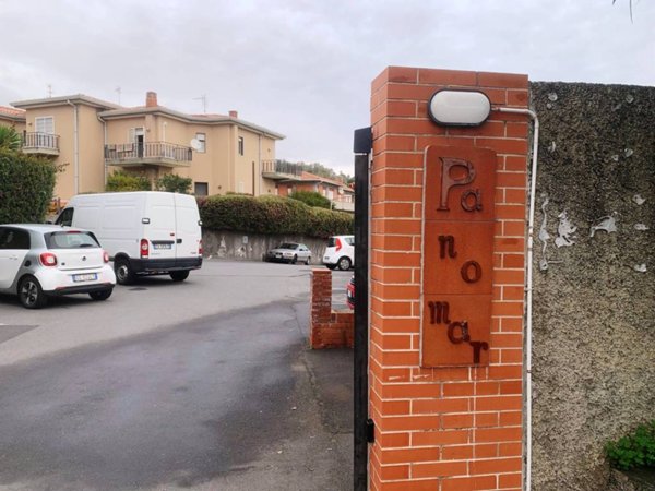 appartamento in vendita ad Aci Castello