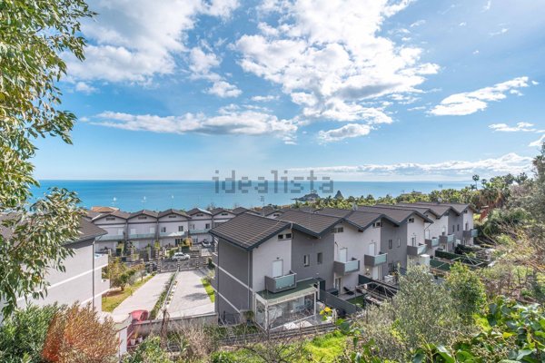 appartamento in vendita ad Aci Castello