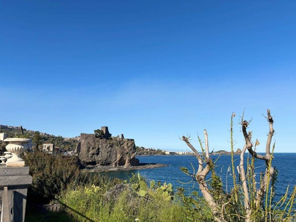 appartamento in vendita ad Aci Castello