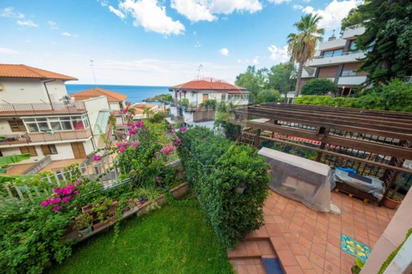 appartamento in vendita ad Aci Castello