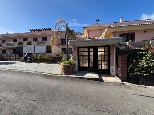 appartamento in vendita ad Aci Castello