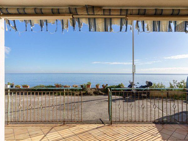 appartamento in vendita ad Aci Castello