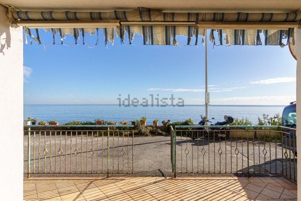 appartamento in vendita ad Aci Castello in zona Aci Trezza