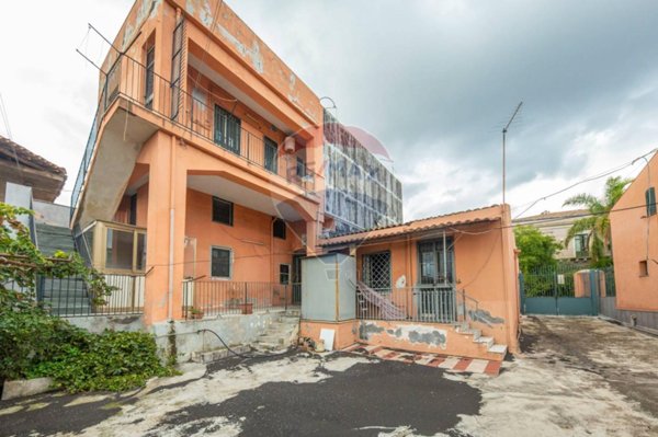 casa indipendente in vendita ad Aci Castello