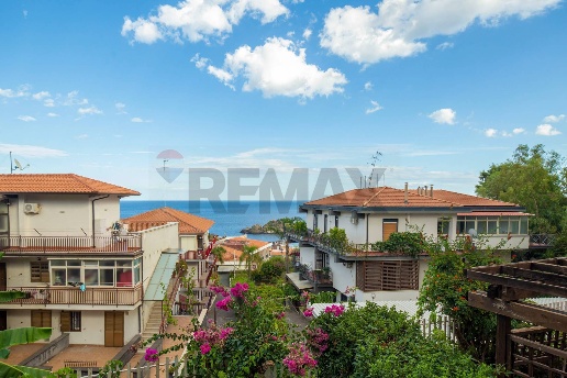 appartamento in vendita ad Aci Castello