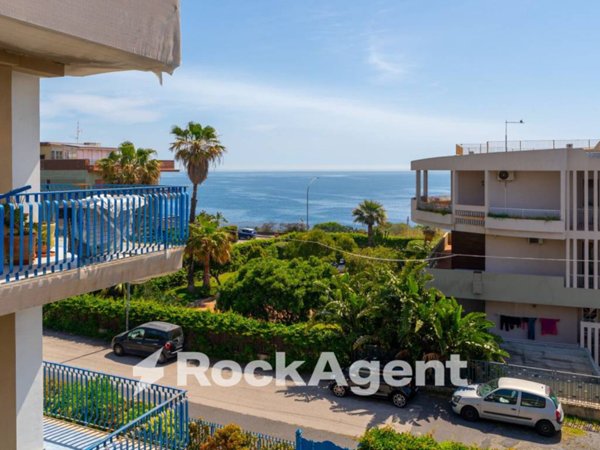appartamento in vendita ad Aci Castello