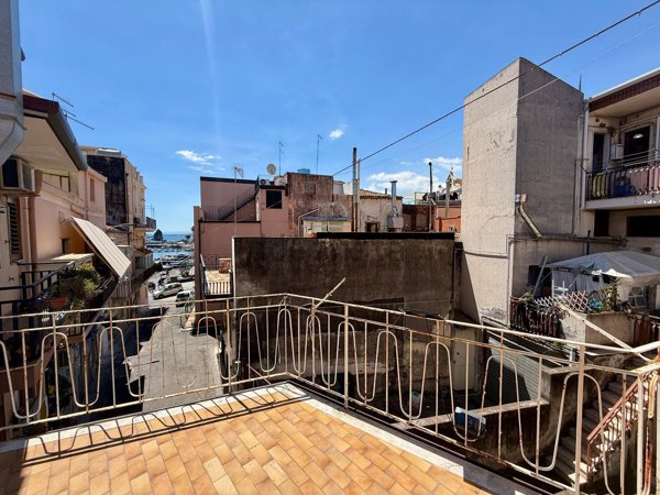 appartamento in vendita ad Aci Castello in zona Aci Trezza
