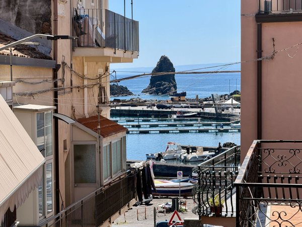 casa indipendente in vendita ad Aci Castello in zona Aci Trezza