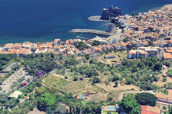 terreno edificabile in vendita ad Aci Castello
