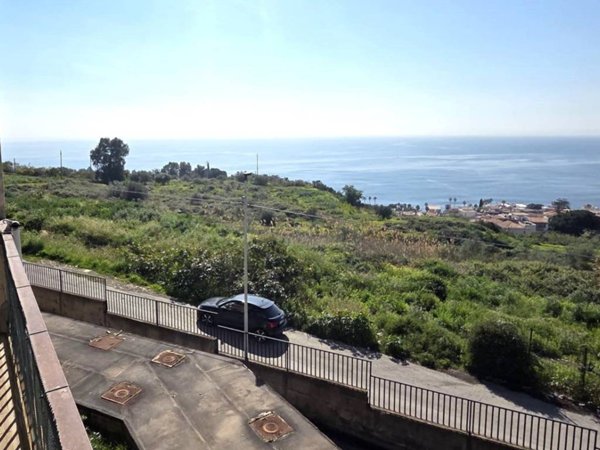appartamento in vendita ad Aci Castello