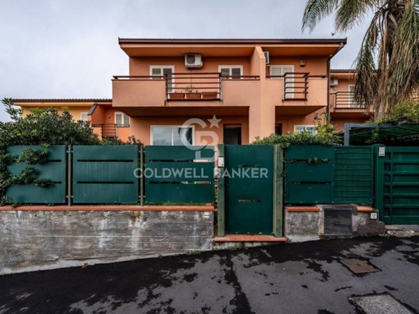 casa indipendente in vendita ad Aci Castello in zona Aci Trezza