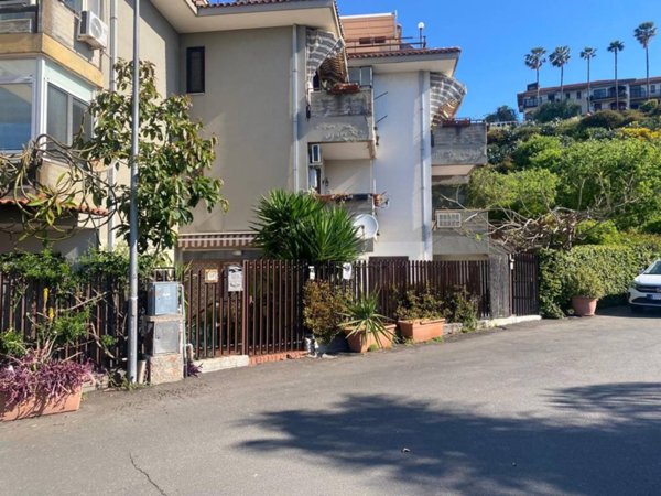 appartamento in vendita ad Aci Castello in zona Aci Trezza