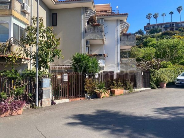appartamento in vendita ad Aci Castello in zona Aci Trezza