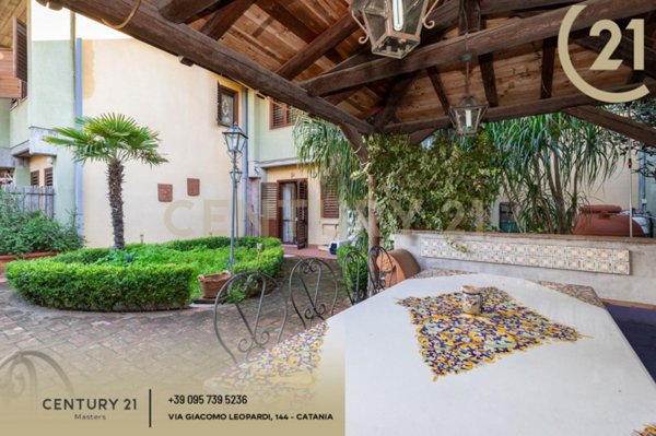 casa indipendente in vendita ad Aci Castello in zona Ficarazzi