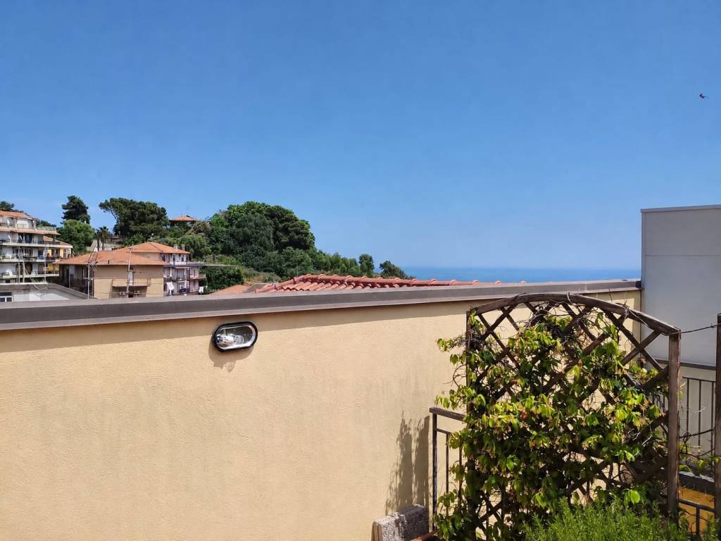 appartamento in vendita ad Aci Castello in zona Ficarazzi