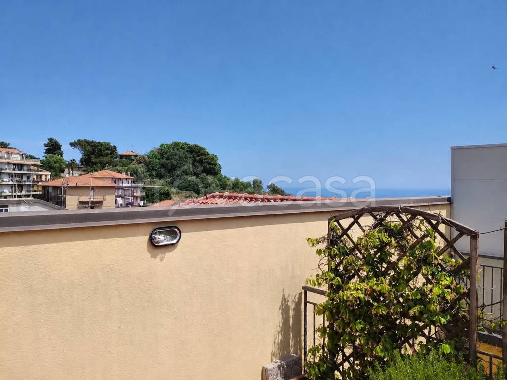 appartamento in vendita ad Aci Castello in zona Ficarazzi