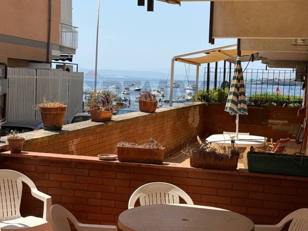 appartamento in vendita ad Aci Castello in zona Aci Trezza