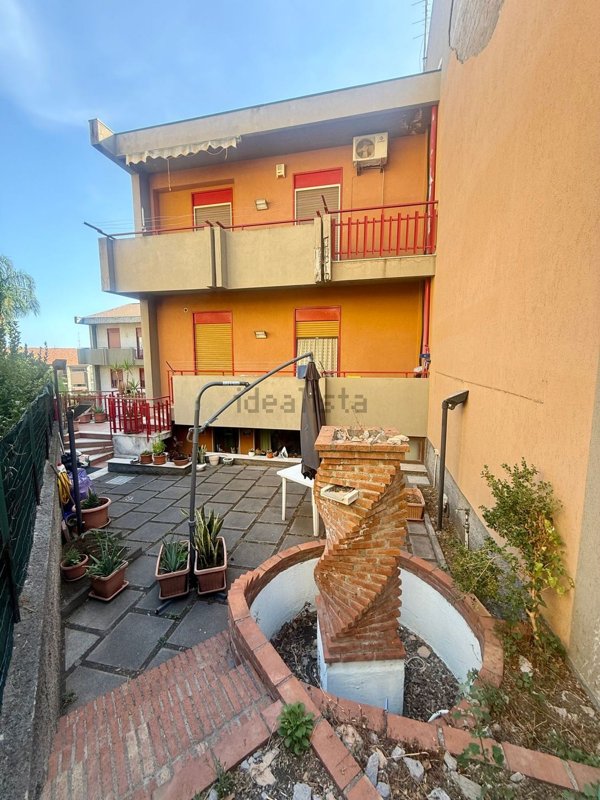 casa indipendente in vendita ad Aci Castello in zona Ficarazzi