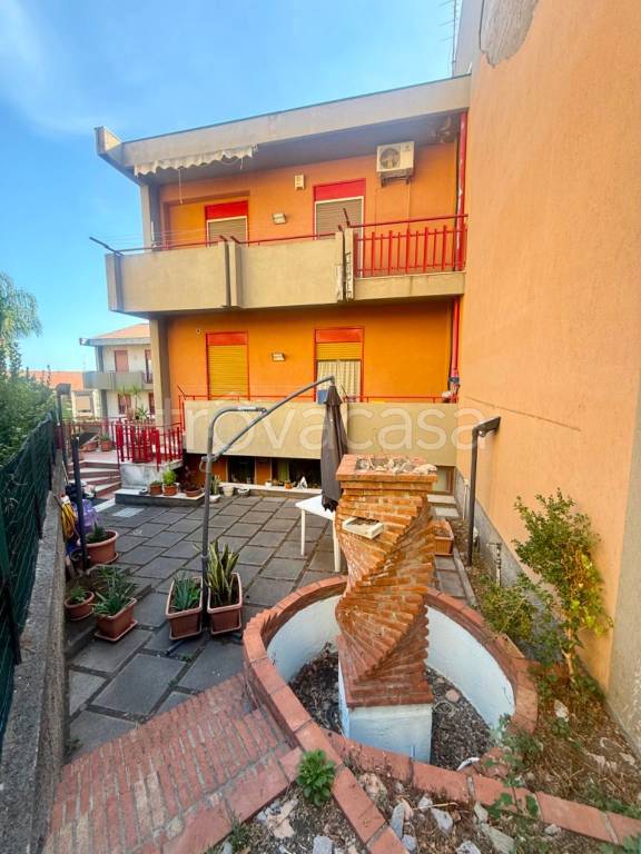 casa indipendente in vendita ad Aci Castello