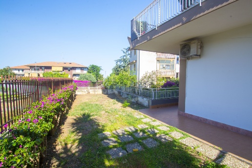 appartamento in vendita ad Aci Castello