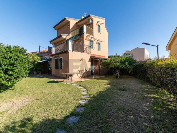 casa indipendente in vendita ad Aci Castello