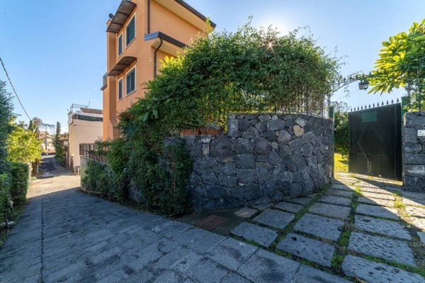 casa indipendente in vendita ad Aci Castello