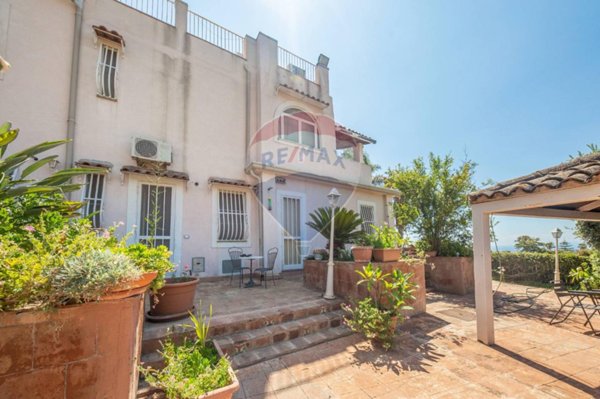casa indipendente in vendita ad Aci Castello in zona Ficarazzi