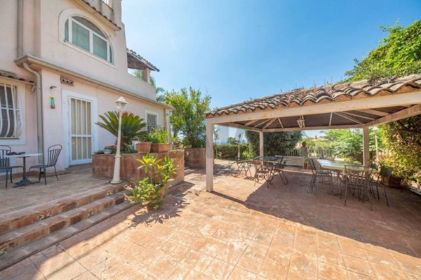 casa indipendente in vendita ad Aci Castello in zona Ficarazzi