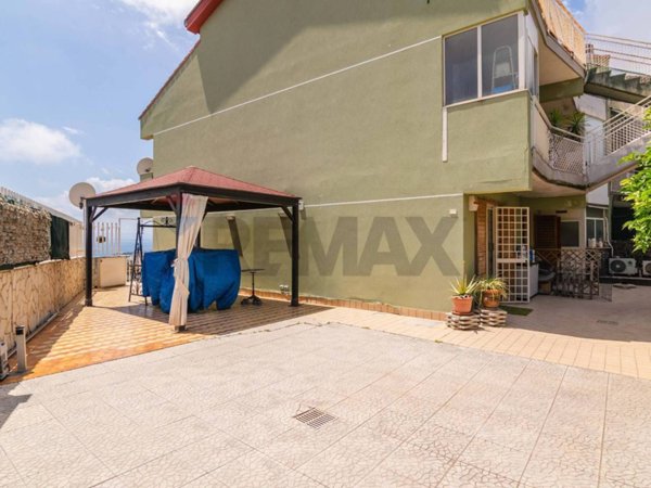 casa indipendente in vendita ad Aci Castello in zona Aci Trezza