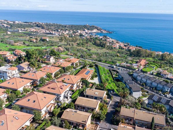 casa indipendente in vendita ad Aci Castello in zona Aci Trezza