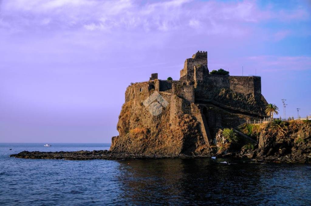 appartamento in vendita ad Aci Castello