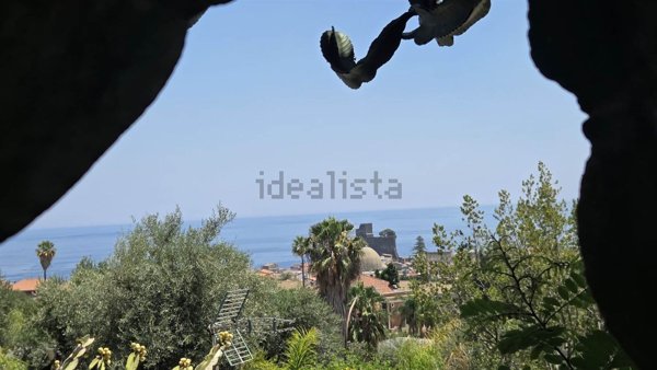 casa indipendente in vendita ad Aci Castello in zona Ficarazzi
