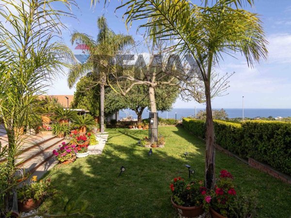 appartamento in vendita ad Aci Castello in zona Ficarazzi